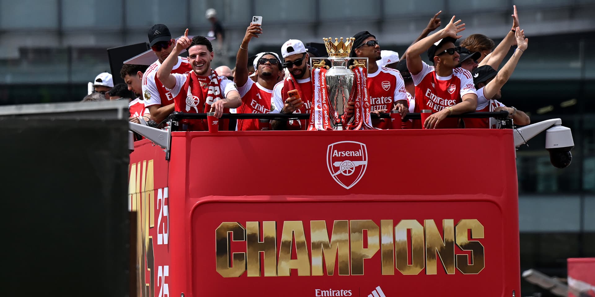 Arsenal trophy bus 260531g1920